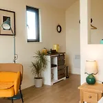 Oaklane Glamping Chalet *