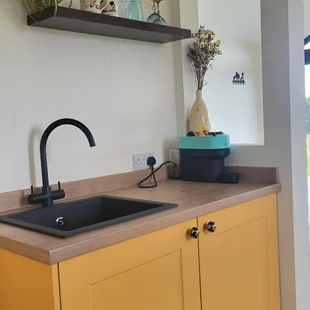 Oaklane Glamping בקתה *